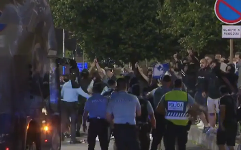 Time eliminado do Mundial de Clubes é recebido com protestos no aeroporto