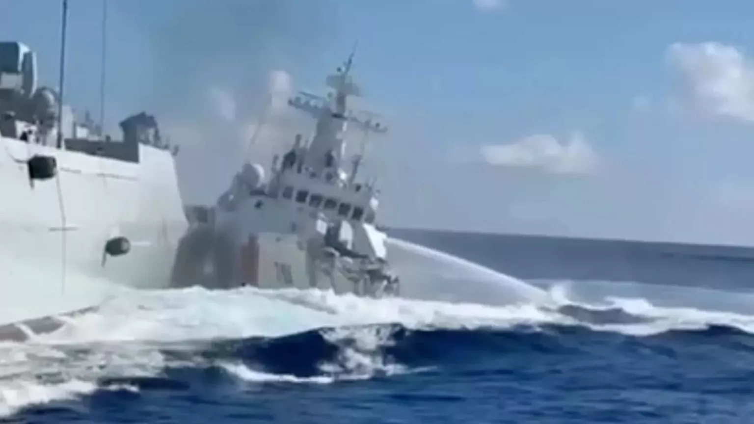 Colisão entre navios da Marinha e da Guarda Costeira da China durante perseguição a embarcação filipina